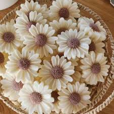 Blooming Daisy Flower Candle